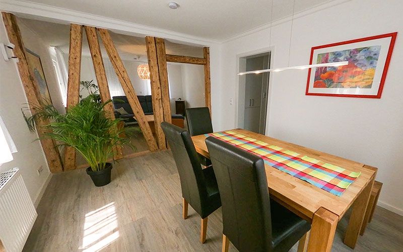 Esszimmer mit Blick in den Wohnbereich